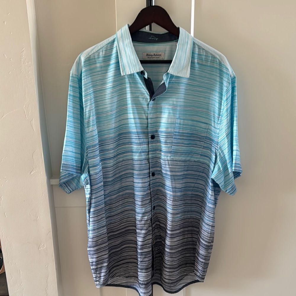 Tommy Bahama Hawaiian Men’s Size XXL Blue and White Casual Button Down Shirt EUC